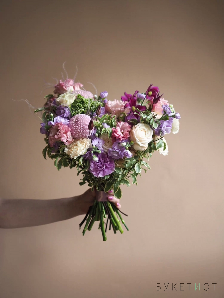 Свадебный букет с клематисом и пионовидными розами 