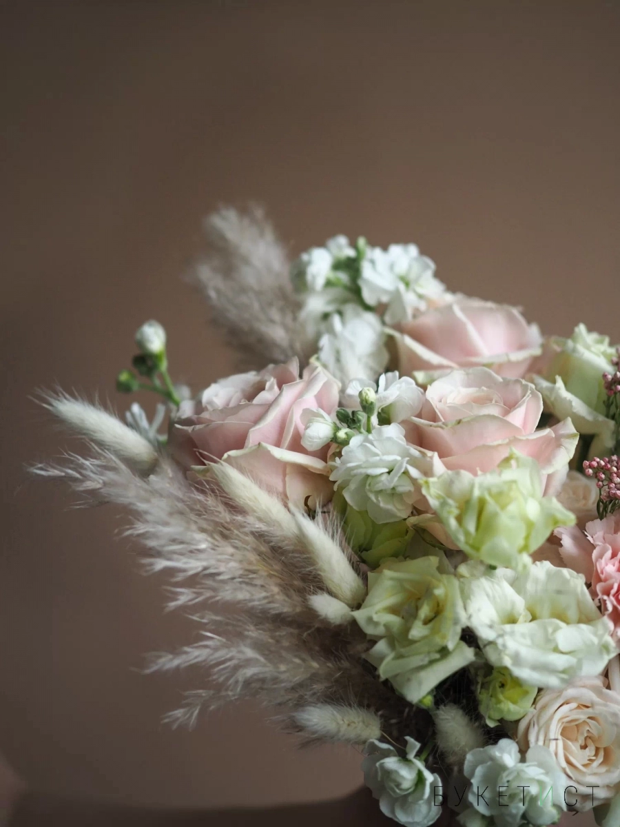 Свадебный букет в бежевых тонах с нежными розами