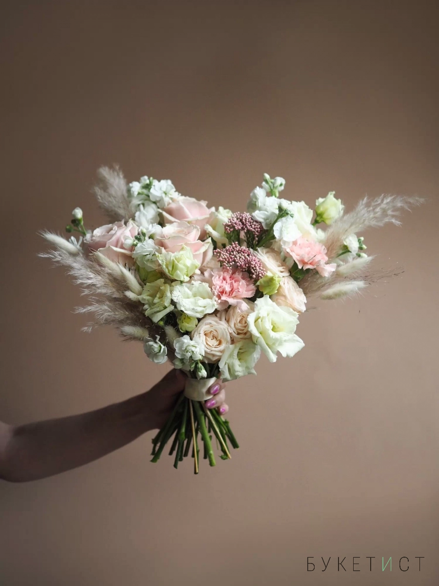 Свадебный букет в бежевых тонах с нежными розами