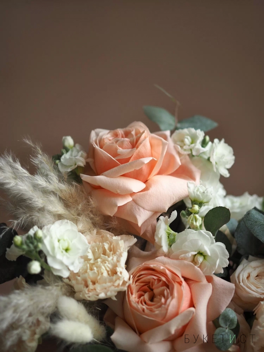 Свадебный букет с необычной розой и листом пальмы