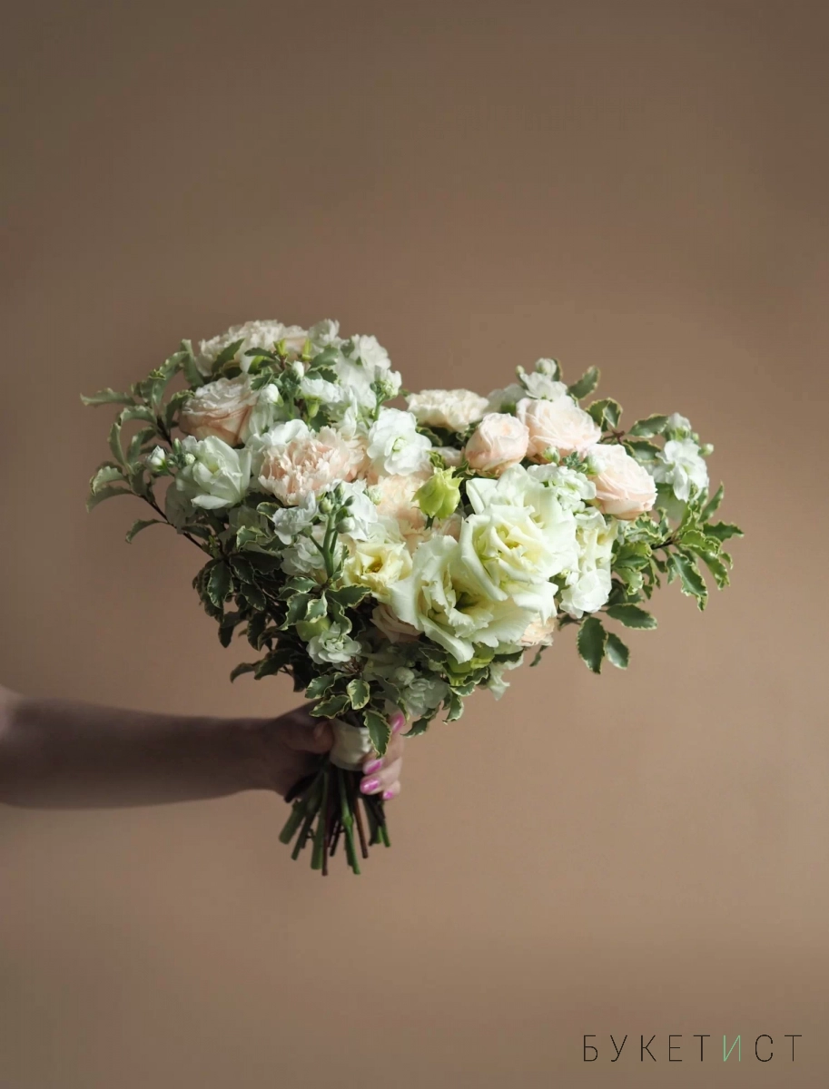 Букет невесты с пионовидными розами и махровым лизиантусом
