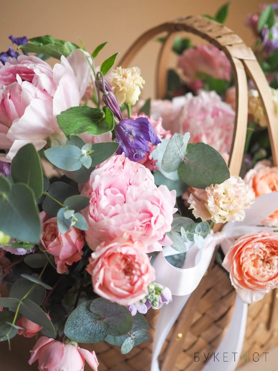 Воздушный букет пионов, роз и сезонных цветов в корзине