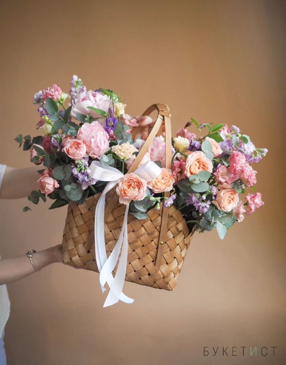 Воздушный букет пионов, роз и сезонных цветов в корзине