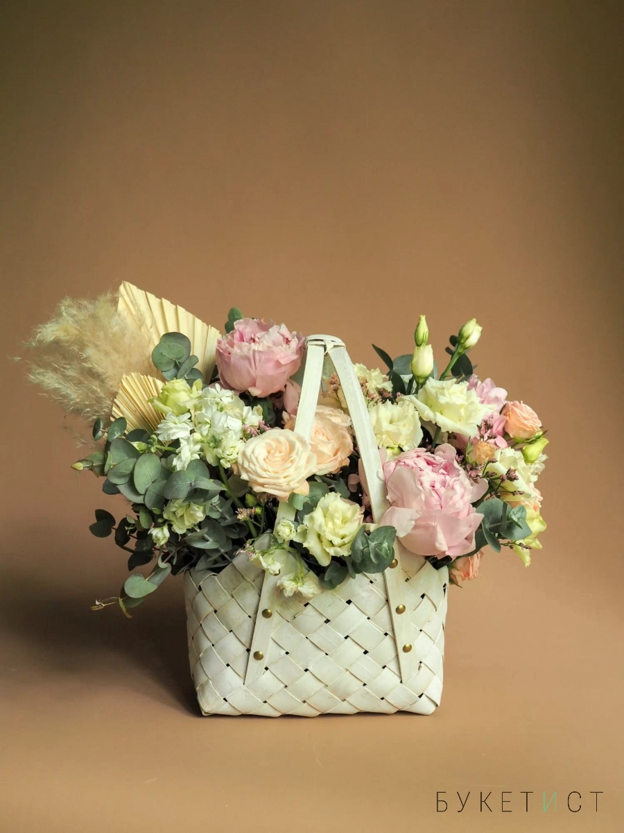 Светлая композиция с пионом и пионовидными розами в корзине