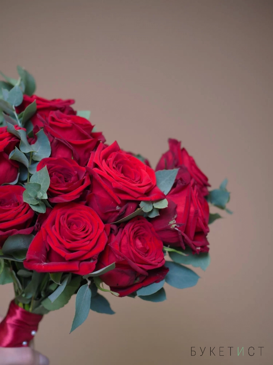 Букет невесты с бордовыми розами и эвкалиптом
