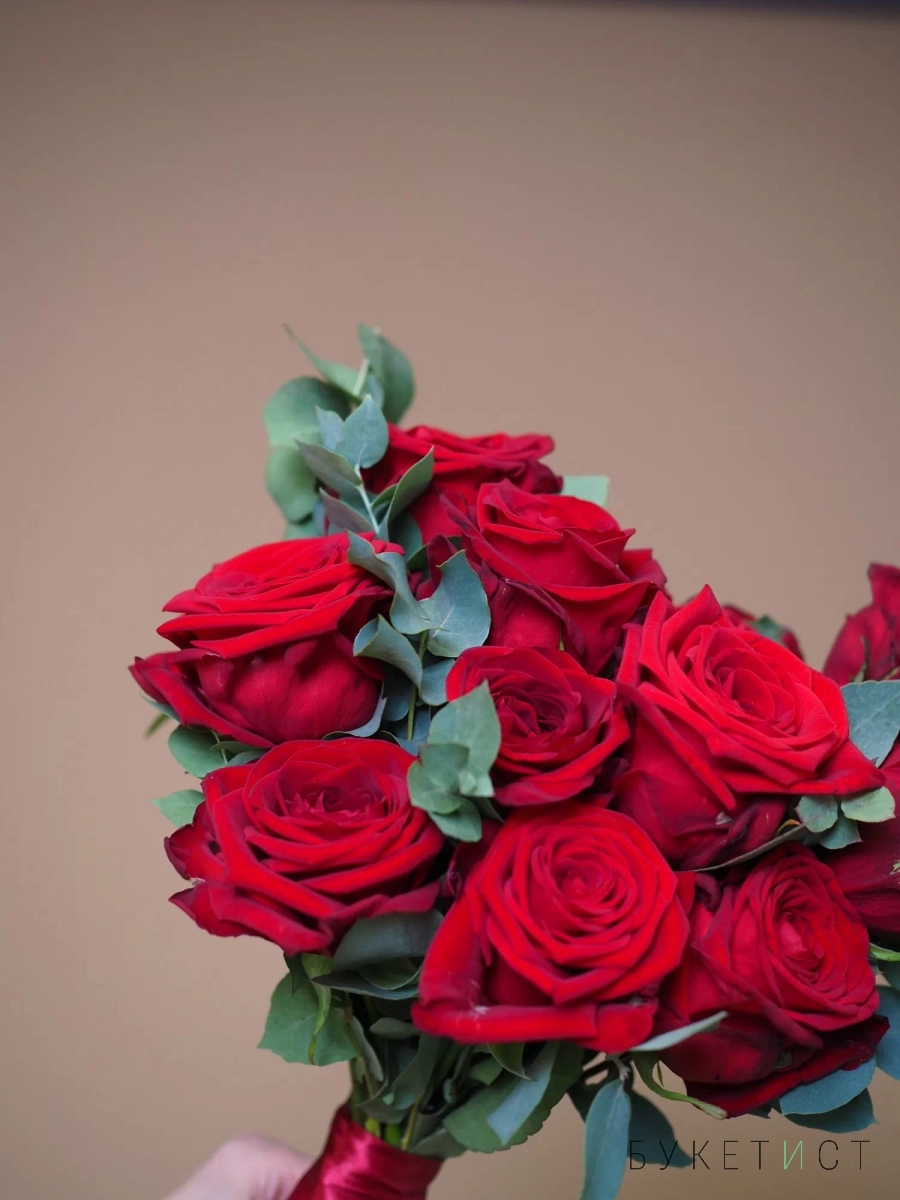 Букет невесты с бордовыми розами и эвкалиптом