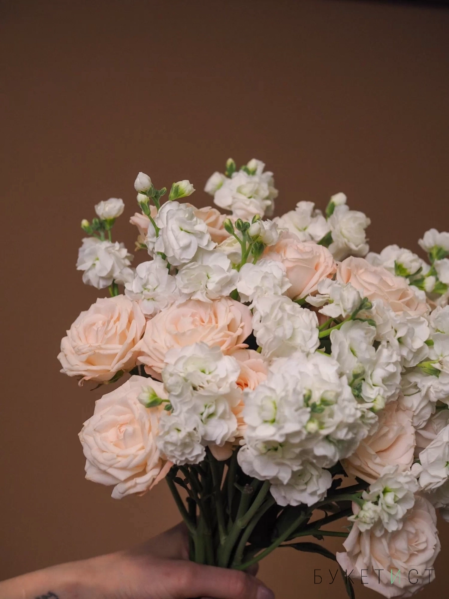 Букет невесты с пионовидными розами и маттиолой