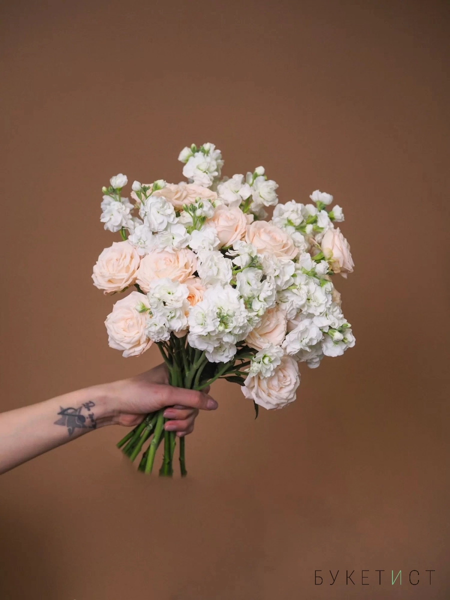 Букет невесты с пионовидными розами и маттиолой