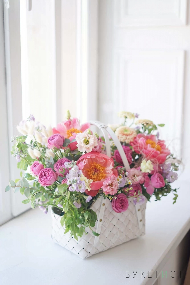 Воздушная композиция с пионами и сезонными цветами в корзине 