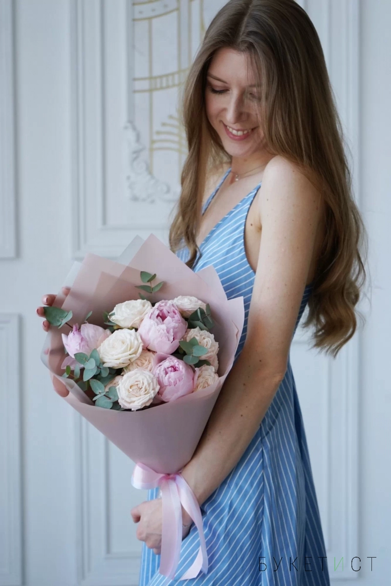 Розовые пионы и кремовые пионовидные розы с эвкалиптом