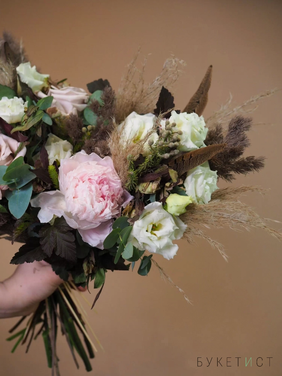 Букет на свадьбу с пудровыми розами, пионом и перьями 