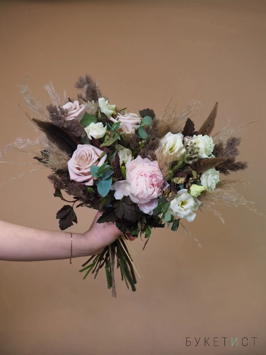 Букет на свадьбу с пудровыми розами, пионом и перьями 
