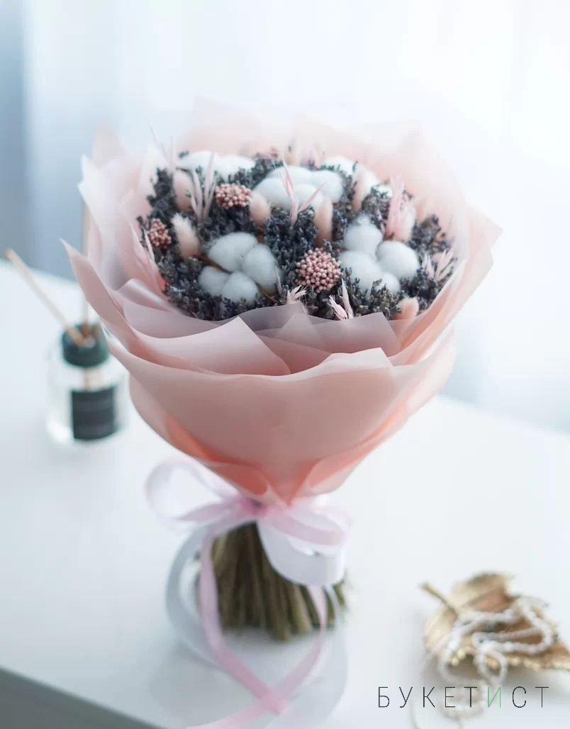 Нежный букет сухоцветов с розовым озотамнусом