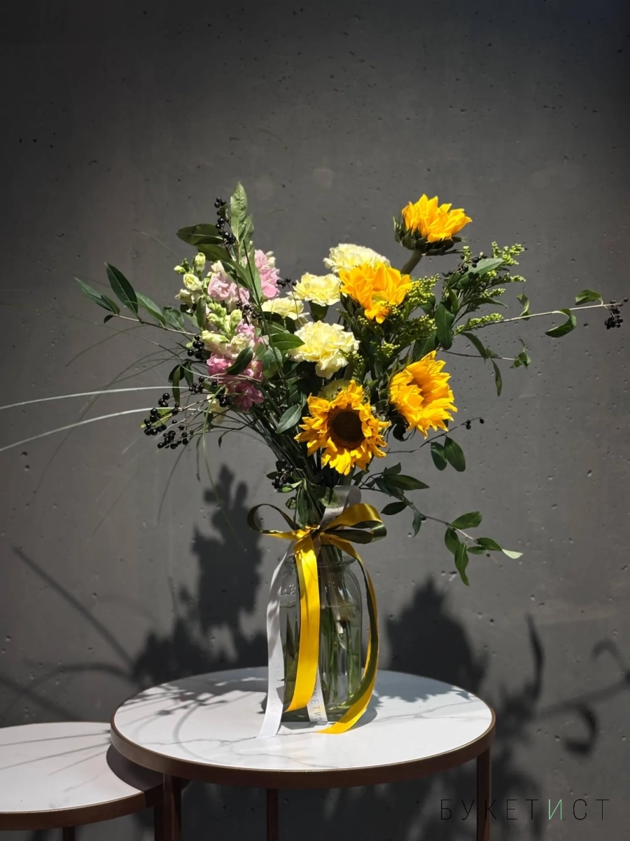 Садовый букет с подсолнухами и веточками жостера Садовый букет с подсолнухами и веточками жостера