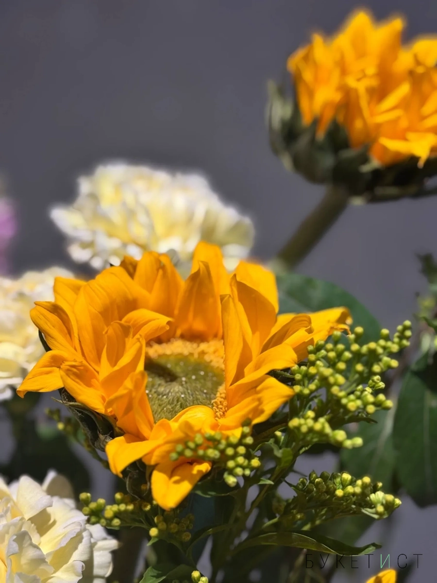 Садовый букет с подсолнухами и веточками жостера Садовый букет с подсолнухами и веточками жостера