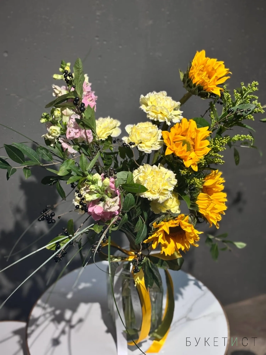 Садовый букет с подсолнухами и веточками жостера Садовый букет с подсолнухами и веточками жостера