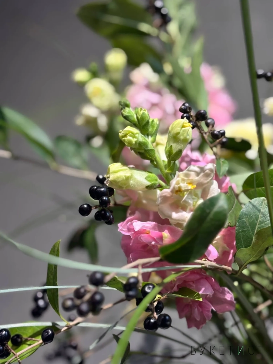 Садовый букет с подсолнухами и веточками жостера Садовый букет с подсолнухами и веточками жостера