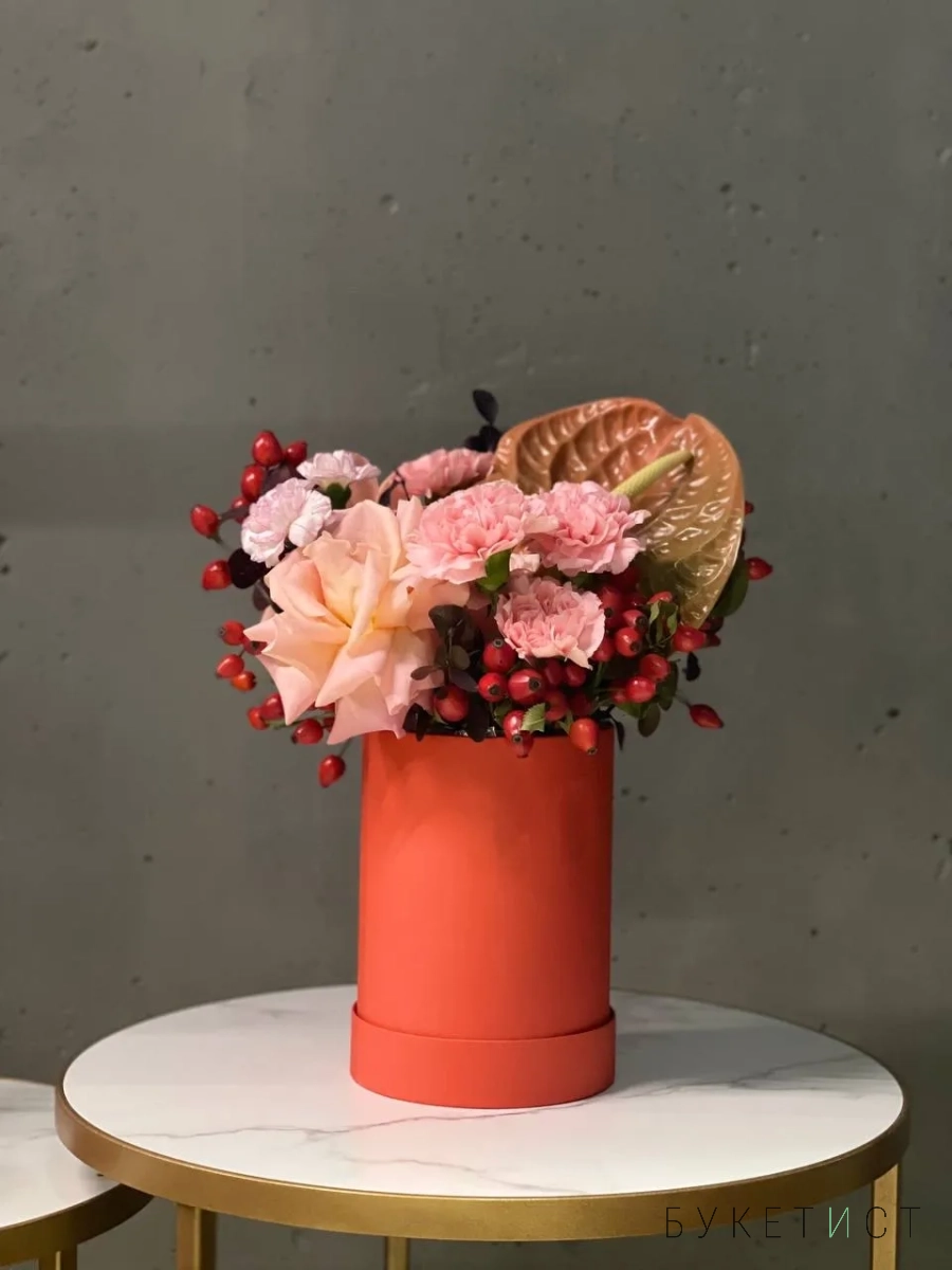 Яркая композиция в коробке с кустовыми диантусами и ягодами шиповника Яркая композиция в коробке с кустовыми диантусами и ягодами шиповника