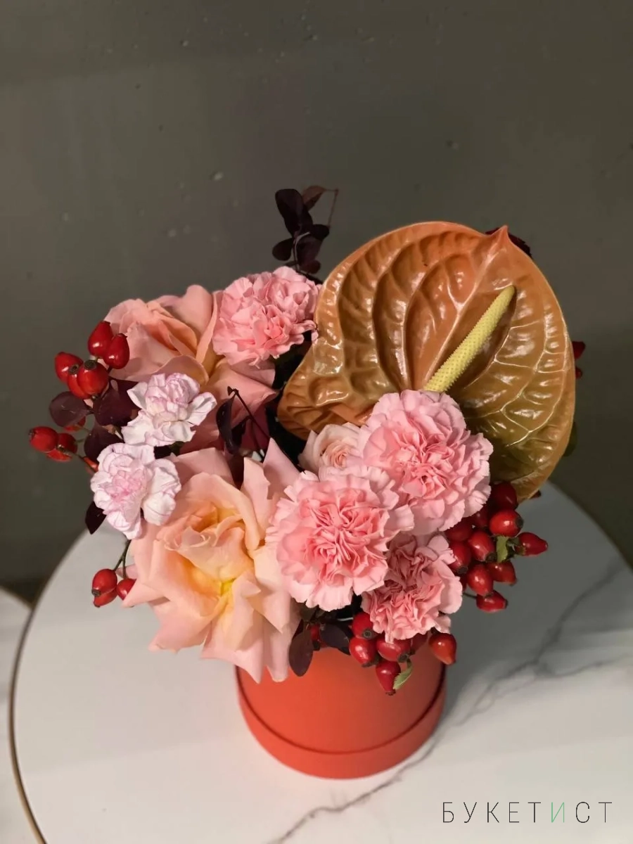 Яркая композиция в коробке с кустовыми диантусами и ягодами шиповника Яркая композиция в коробке с кустовыми диантусами и ягодами шиповника