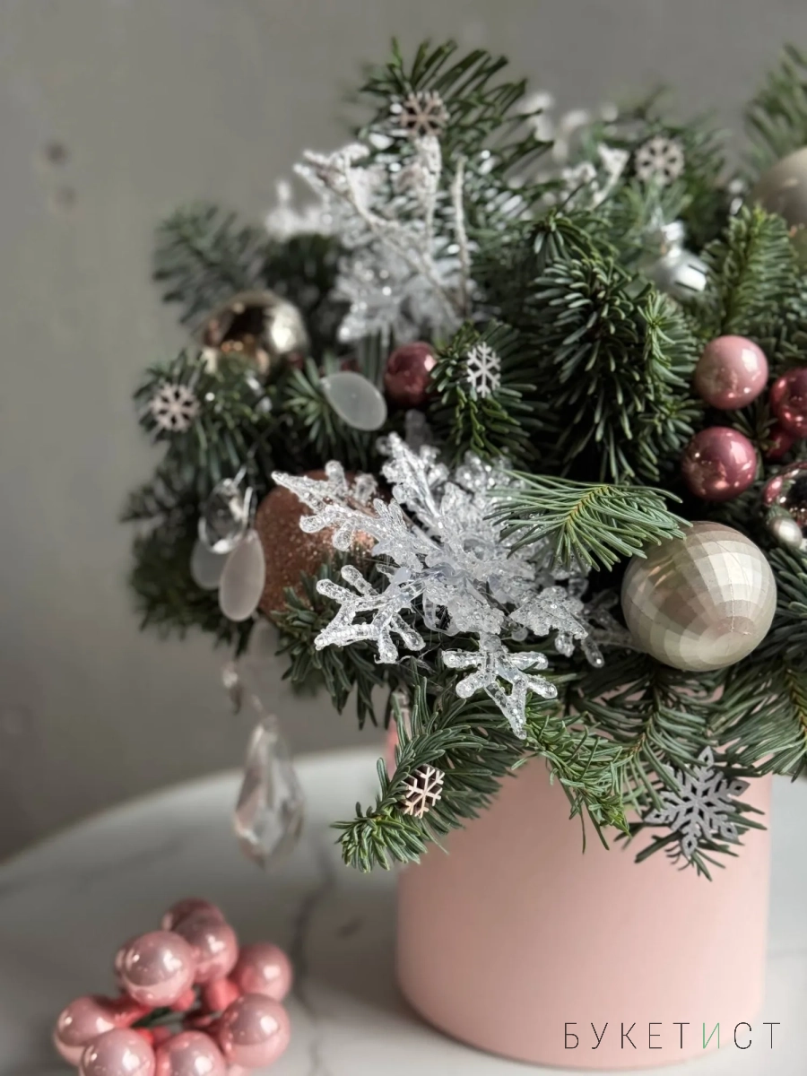 Новогодняя композиция из ели в нежной розовой гамме — фото 3