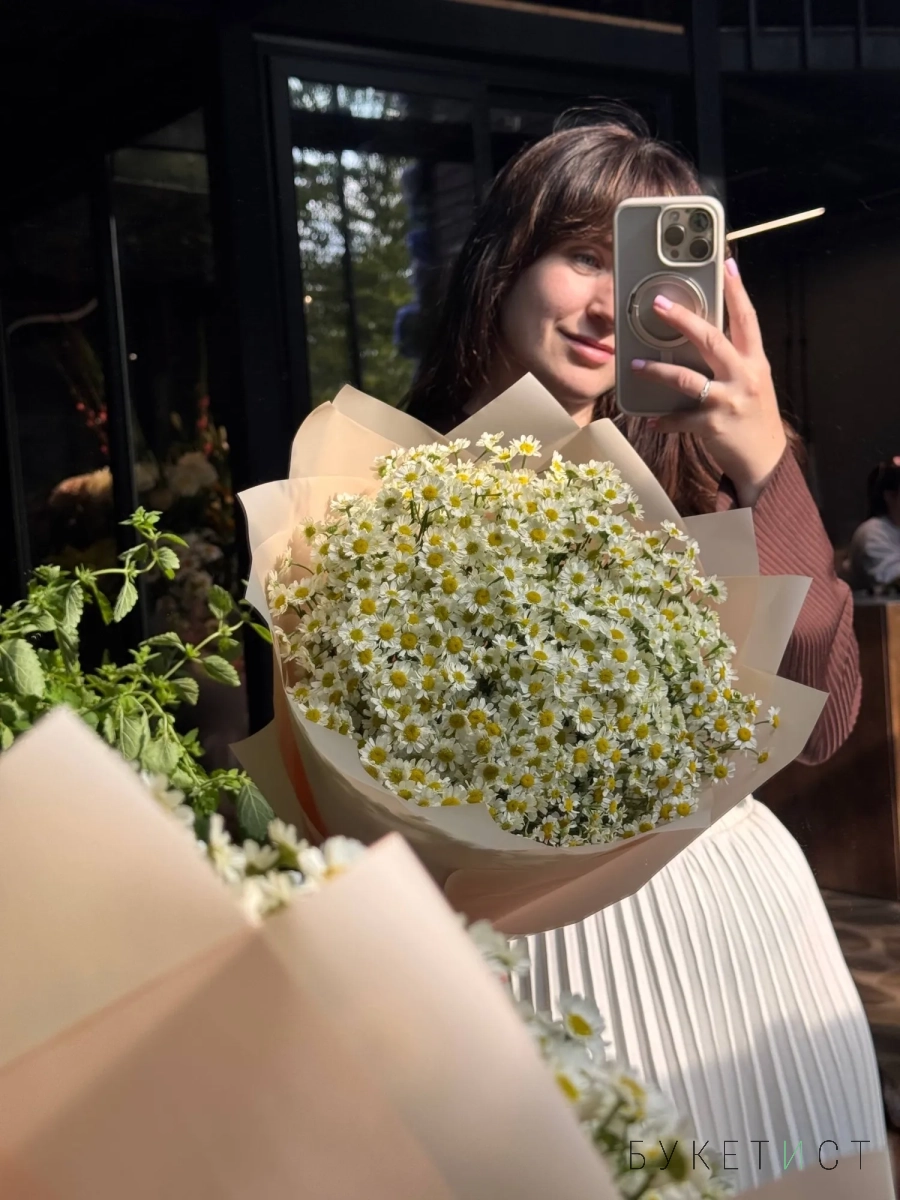 Букет полевых кустовых ромашек