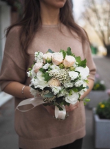 Нежный букет для невесты из пионовидных роз,  лизиантуса и озатамнуса