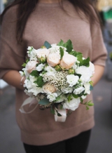 Нежный букет для невесты из пионовидных роз,  лизиантуса и озатамнуса