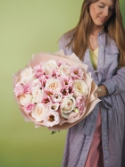 Нежный букет из ароматных пионовидных роз сорта Вайт Охара и эустомы
