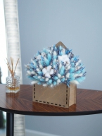 Голубая композиция из сухоцветов в деревянном конверте
