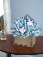 Голубая композиция из сухоцветов в деревянном конверте