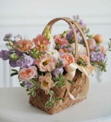 Воздушный букет ранункулюсов, садовых роз и сезонных цветов в корзине