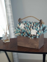 Голубой букет из сухоцветов в деревянном ящике 