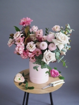 Воздушный букет с пудровыми розами и хризантемами Момоко в коробке