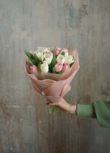 Букет тюльпанов нежных белых и розовых оттенков