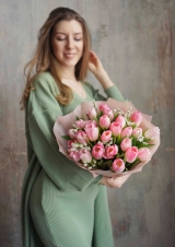 Весенний букет розовых тюльпанов с цветущими веточками