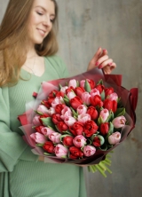Букет ароматных розовых и красных тюльпанов 
