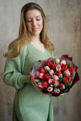 Букет ароматных розовых и красных тюльпанов 
