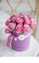 Стильный букет с розами сиреневых оттенков в коробке