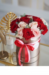 Букет с ароматными розами в шляпной коробке