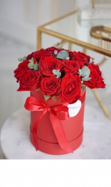 Бордовый букет с ароматными розами в коробке