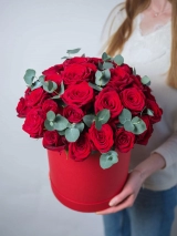 Яркий букет с ароматными бордовыми розами в коробке
