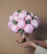 Букет невесты из нежных розовых пионов сорта Сара Бернар