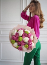 Сочный букет с белыми пионами, пионовидными розами и салатовым вибурнумом