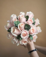 Букет невесты из нежных розовых роз и эвкалипта