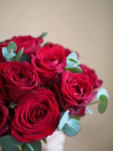 Букет невесты из красных одноголовых роз и эвкалипта