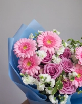 Романтичный букет цветов с герберами, розами и маттиолой