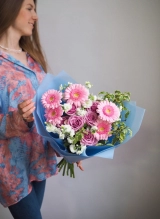 Романтичный букет цветов с герберами, розами и маттиолой