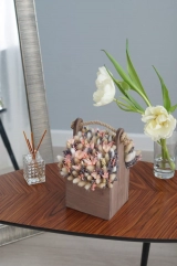 Персиковый букет из сухоцветов с нигеллой в деревянном ящике 