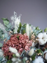 Авторский букет сухоцветов с яркой гортензией, ветками хлопка и зеленью