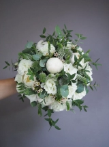 Букет невесты с белоснежными сезонными цветами и обилием зелени